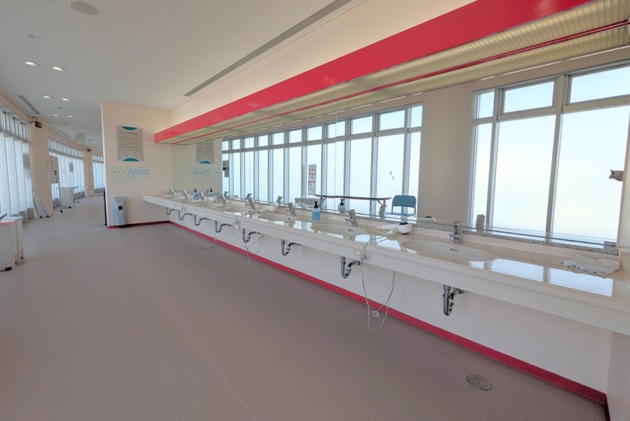 女性プール脱衣所